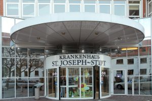 Bild vom Eingang zum Krankenhaus St. Joseph Stift