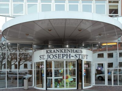 Bild vom Eingang zum Krankenhaus St. Joseph Stift