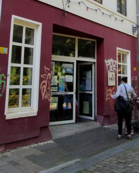 Foto vom Eingang zum FemCafé