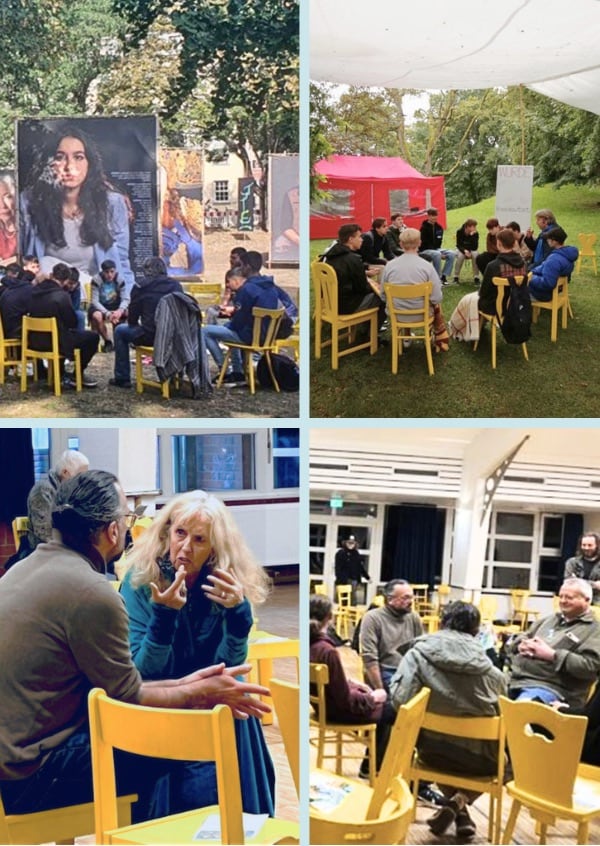 Verschiedene Menschen, die im Freien bei einer Veranstaltung der Landeswochen für Vielfalt und Teilhabe auf gelben Stühlen sitzen und sich angeregt austauschen.