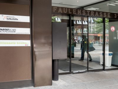 Foto vom Eingang des Paritätischen Bildungswerk, des Familiennetzes Bremen und des Netzwerks Selbsthilfe